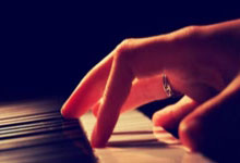 中超，重燃战火！王钰栋独造2球被踩伤，拜合拉木拳击染红，奥斯卡24分钟连轰2球.